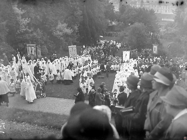 procession 1927 (4).jpg